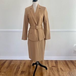 Beige pencils smirk suit.